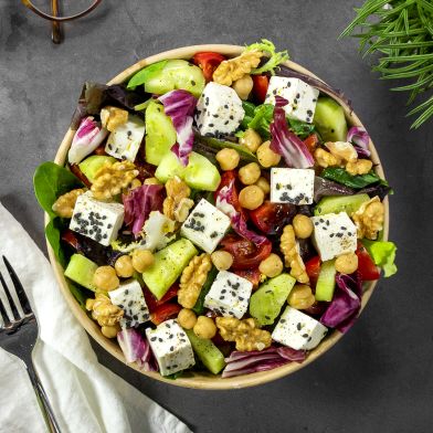 Insalatona con feta, pomodorini, cetrioli, ceci, noci e sesamo nero