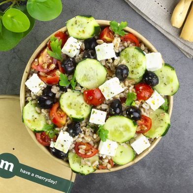 Insalata alla Greca con farro biologico, feta, cetrioli e olive