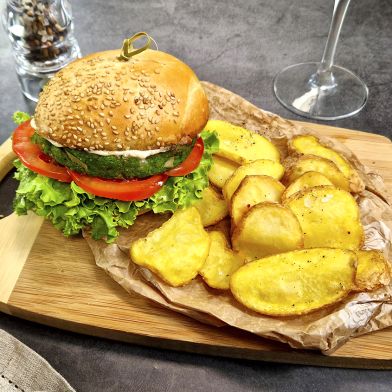 Burger Veggy homemade 140g di piselli e carciofi con pomodoro, salsa steak e patate dippers