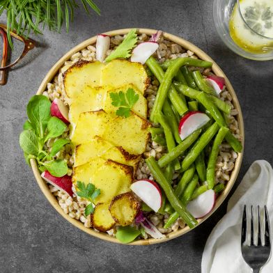 Filetto di merluzzo in sfoglia di patate croccante con fagiolini, ravanelli e farro biologico
