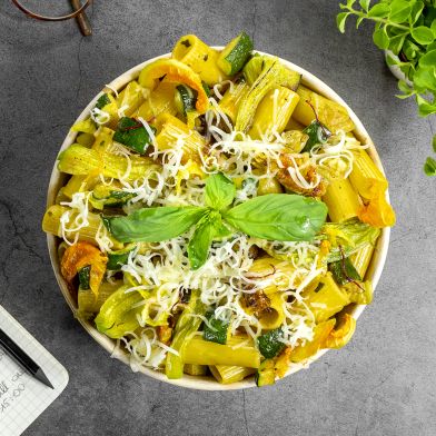 Rigatoni ai fiori di zucca, provola e zucchine
