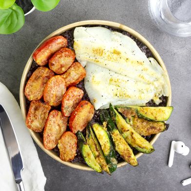Filetto di Platessa al forno con riso venere bio, pomodori e zucchine gratinate