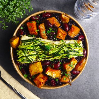 Filetto di merluzzo in crosta di zucchine con riso venere, zucca al forno e fagioli red kidney