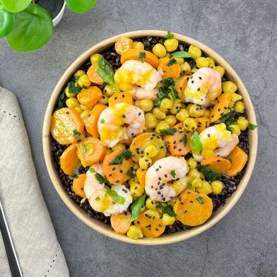 Mazzancolle con curry di ceci al latte di cocco, carote e riso venere