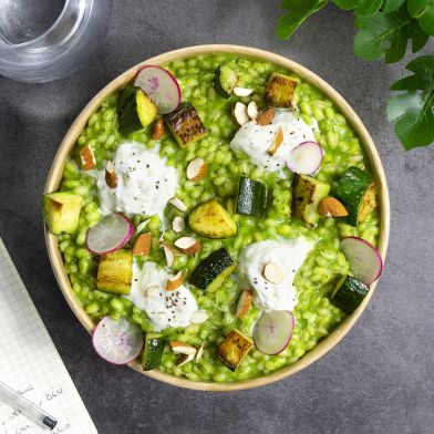 Orzotto con cremoso di zucchine, stracciatella e mandorle battute al coltello