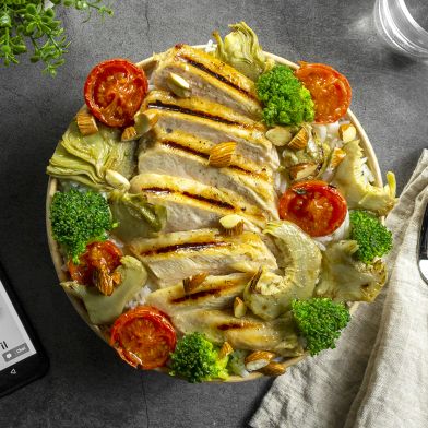 Tagliata di pollo CBT con broccoli e carciofi croccanti, pomodorini e mandorle