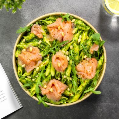 Pennette fredde al pesto di rucola con salmone affumicato e pinoli