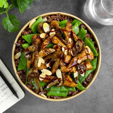 Tacchino al miele con taccole, funghi champignon e riso rosso bio al vapore