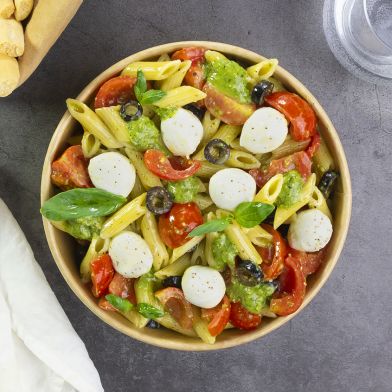 Mezze penne fredde con mozzarelline, pomodorini, olive e pesto alla genovese