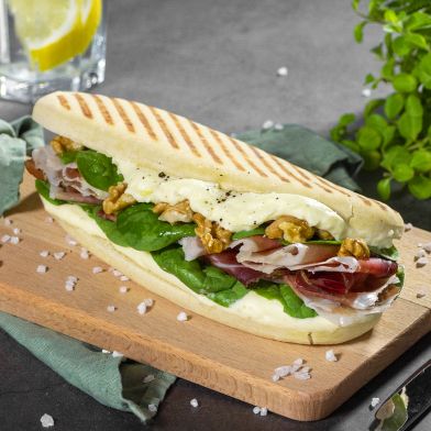 Panino tirolese con speck, noci, spinacino e crema al brie