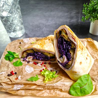 Wrap con tacchino arrosto, melanzane grill, cavolo viola e salsa yogurt profumata alla senape