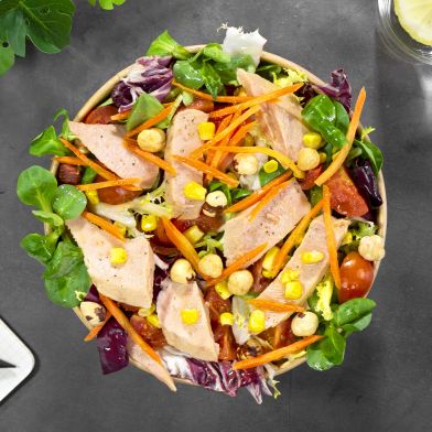 Insalatona con filetto di tonno, mais, pomodorini e nocciole
