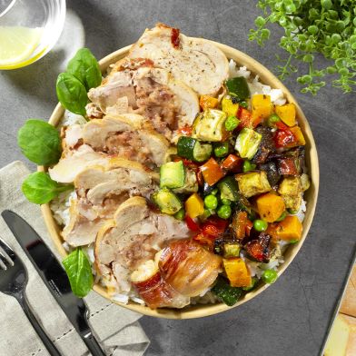 Rollé di pollo al forno ripieno di speck e provola con ratatouille di verdure e riso basmati bio al vapore