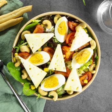 Insalatona con uova, Asiago fresco e anacardi