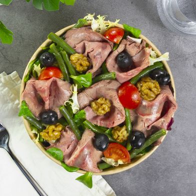 Insalatona con fiocco di manzo, olive nere, pomodorini, fagiolini al vapore e noci Bio