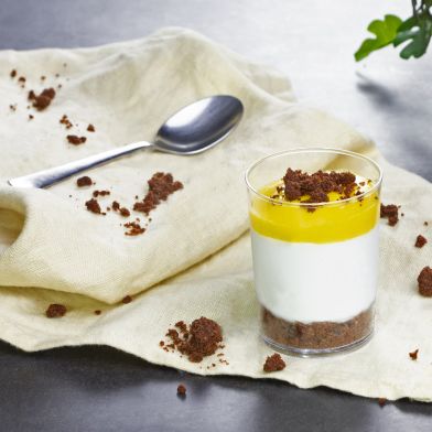 Bicchierino cremoso allo yogurt con coulis di passion fruit
