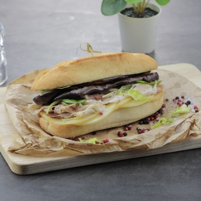 Ciabattina croccante con scamorza, porchetta e melanzane.