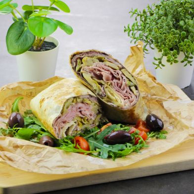 Wrap con pesto di olive, prosciutto cotto e carciofi
