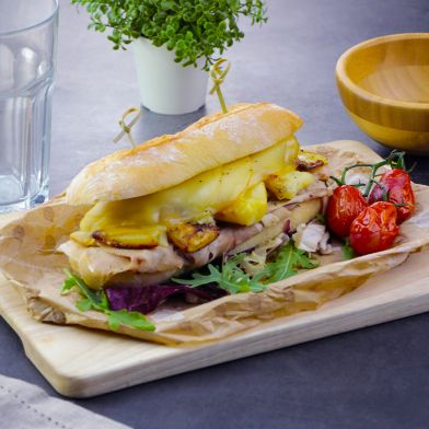 Ciabatta con porchetta, scamorza e patate al forno