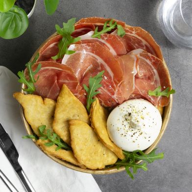 Burratina pugliese fresca con crudo di parma e gnocco fritto