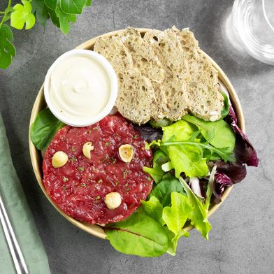 Tartare di manzo 200g con cialde croccanti multicereali, misticanza e salsa steak