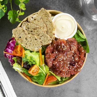 Tartare di tonno rosso 200g con crostini croccanti, misticanza e salsa steak