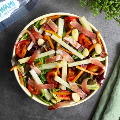 Insalatona speck e pecorino con mandorle e pomodori ciliegino