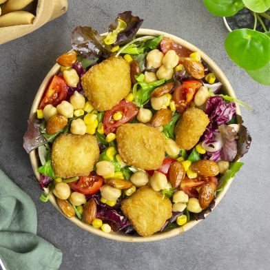 Insalatona con nuggets di merluzzo, pomodorini ciliegino mais e ceci