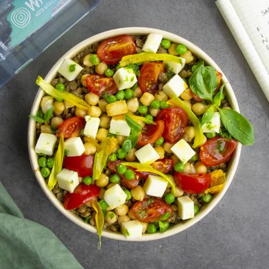 Mix Veggy di lenticchie, ceci e piselli con mozzarella fiordilatte e pomodorini