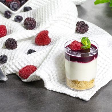 Bicchierino di cheesecake ai frutti di bosco