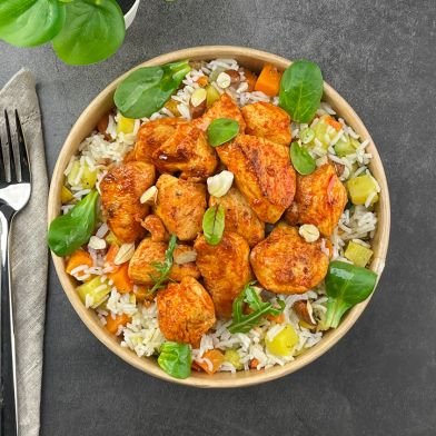 Bocconcini di pollo alla paprika dolce, riso cotto al vapore e verdurine di stagione