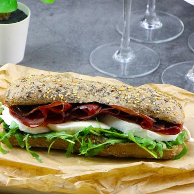 Ciabatta multicereale con Bresaola mozzarella di bufala e spinacino fresco