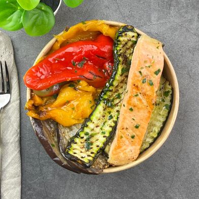 Trancio di salmone al forno con verdure grigliate