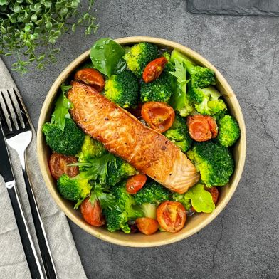 Trancio di salmone al forno con broccoli e pomodorini confit