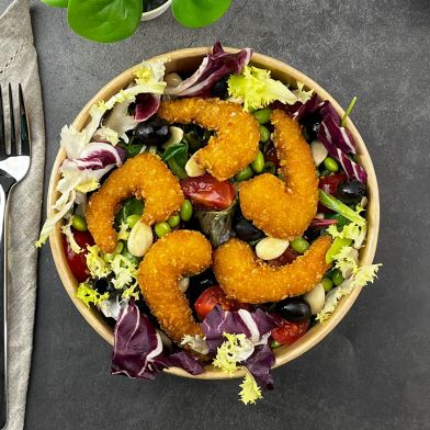 Insalatona con gamberi croccanti, edamame, olive nere e mandorle