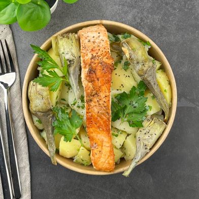 Trancio di salmone al forno con patate prezzemolate e carciofi
