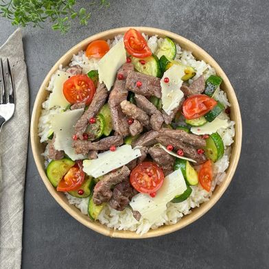Straccetti di manzo con zucchine trifolate, pomodorini, scaglie di pecorino, pepe rosa e riso basmati