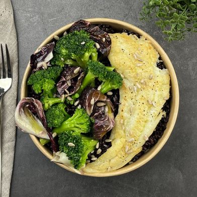 Filetto di passera con radicchio rosso al forno, broccolo al vapore e riso venere