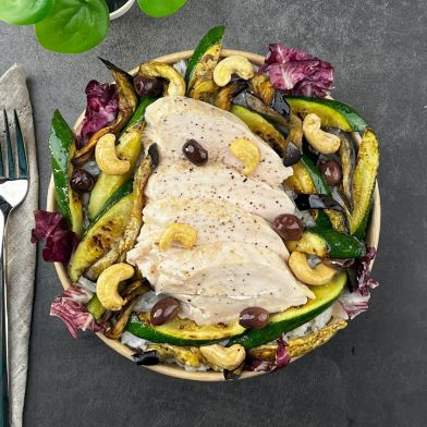 Tagliata di pollo con zucchine e melanzane al forno, olive leccino e anacardi
