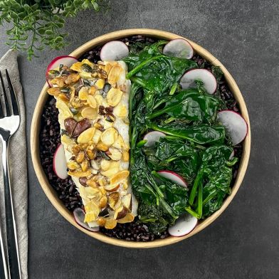 Filetto di merluzzo in crosta di frutta secca, con spinaci spadellati e riso Venere