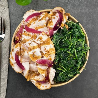 Tacchino tandoori con spinaci, cipolla in agrodolce e farro Bio al vapore