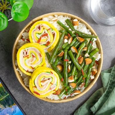 Rotolino di frittata con prosciutto, scamorza e fagiolini