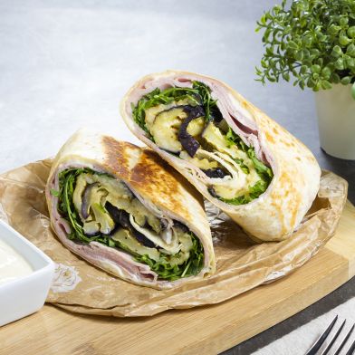 Wrap prosciutto alla brace con rucola, melanzane alla griglia e scaglie di grana
