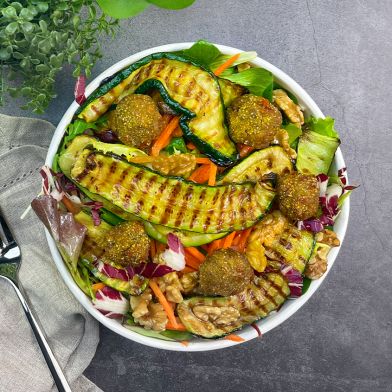 Insalatona con polpettine di melanzane e scamorza affumicata