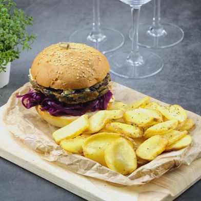 Burger homemade 140gr di porro e radicchio con cavolo viola agrodolce e patate dippers